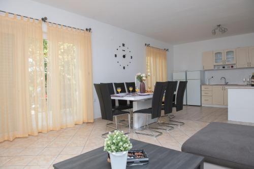 Holiday house with a parking space Podstrana Split - 6044 - image 6