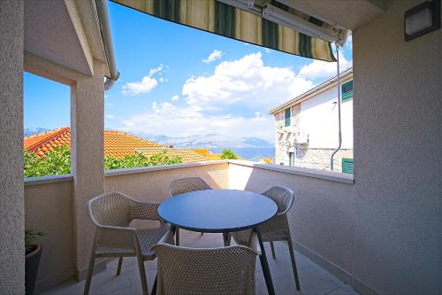 Apartments by the sea Postira, Brac - 22030 – khách sạn tại Postira