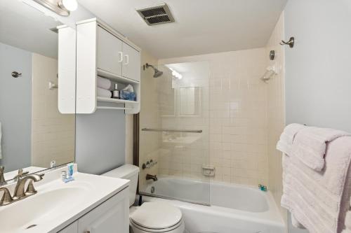 Fun & Comfy Beachside Getaway ~ King Bed ~ Balcony, Ocean City (Foto 9)
