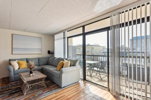 Fun & Comfy Beachside Getaway ~ King Bed ~ Balcony, Ocean City (Foto 4)