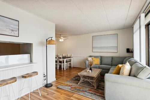 Fun & Comfy Beachside Getaway ~ King Bed ~ Balcony, Ocean City (Foto 2)