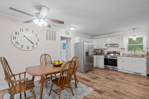 Spacious home- near Airport, Crabtree Mall & Food in Raleigh, USA