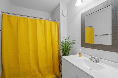 Spacious home- near Airport, Crabtree Mall & Food in Raleigh, USA