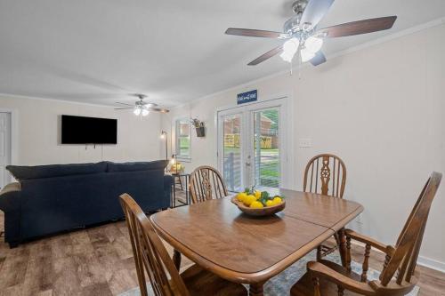 Spacious home- near Airport, Crabtree Mall & Food in Raleigh, USA
