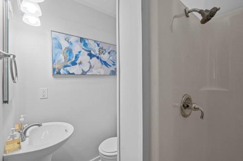 Spacious home- near Airport, Crabtree Mall & Food in Raleigh, USA