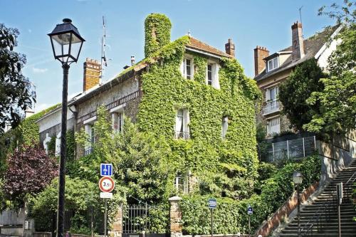 Nice House with Garden inside Paris