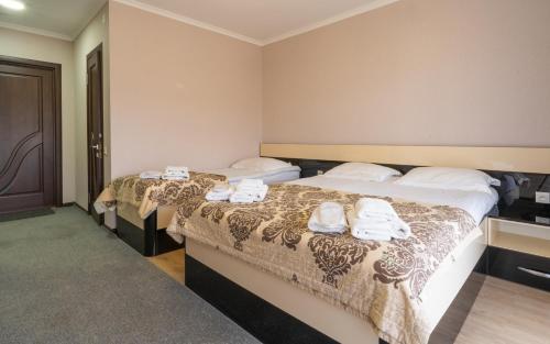 1 queen bed, 1 twin bed