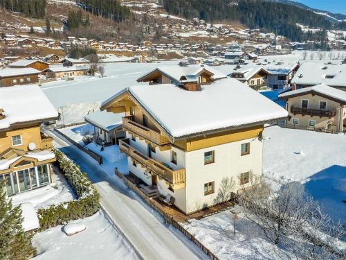  Cozy apartment in Wald im Pinzgau with balcony and barbecue area, Pension in Wald im Pinzgau