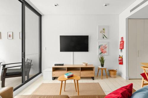 Secluded Surry Hills Escape with Private Balcony - image 5