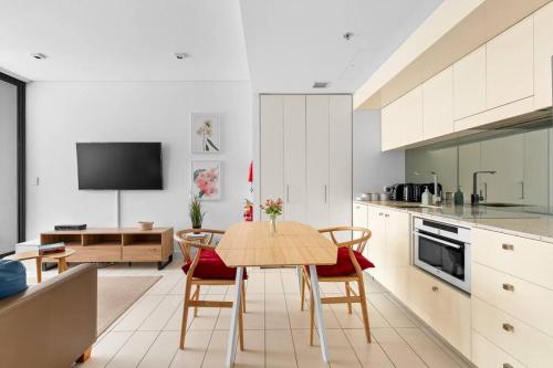 Secluded Surry Hills Escape with Private Balcony - image 3