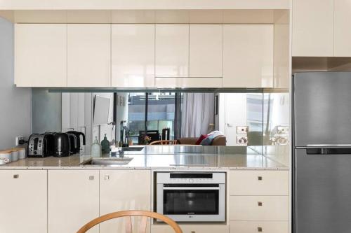 Secluded Surry Hills Escape with Private Balcony - image 6