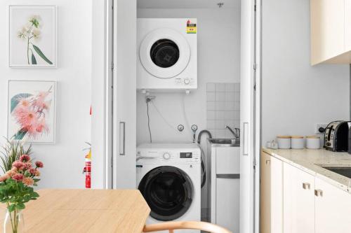 Secluded Surry Hills Escape with Private Balcony - image 14