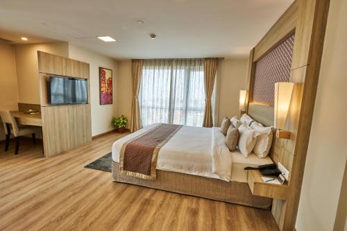 Luxury Honeymoon Suite with Bathtub & City View