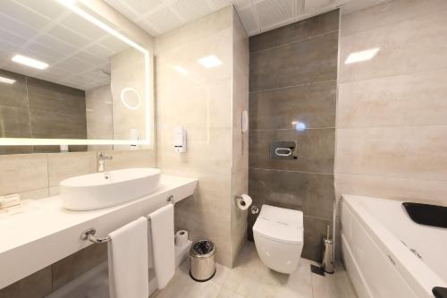 One-Bedroom King Suite with Hot Tub and Sofa Bed - Sea View/Non-Smoking image 4