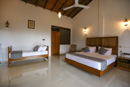 Triple Room with Balcony image 10
