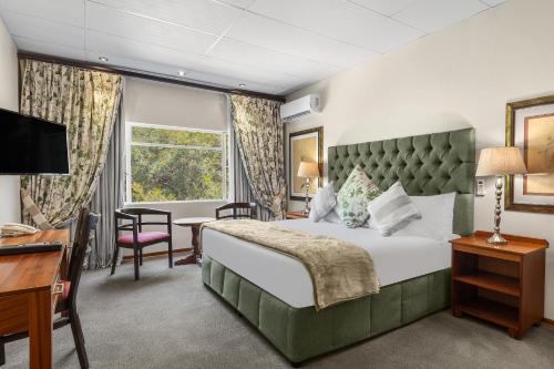 1 king bed, 1 sofa bed