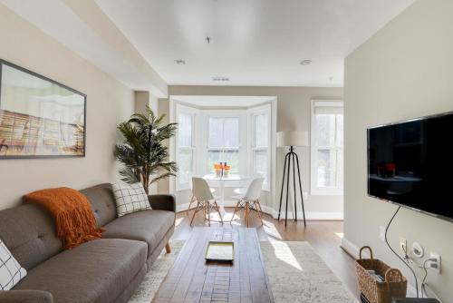 Dupont Circle 1br w wd nr metro nightlife WDC-743 in Washington, USA
