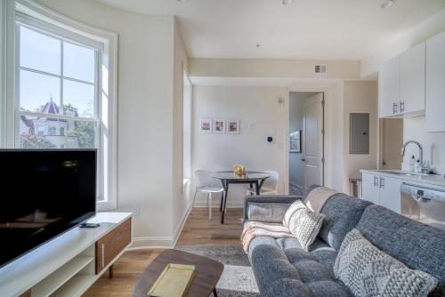 Dupont Circle 2br w wd nr dining bars WDC-749 in Washington, USA