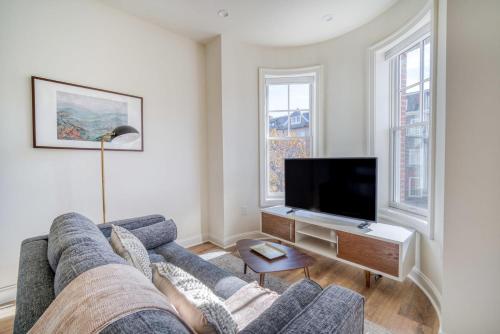 Dupont Circle 2br w wd nr dining bars WDC-749 in Washington, USA