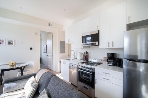 Dupont Circle 2br w wd nr dining bars WDC-749 in Washington, USA
