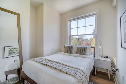 Dupont Circle 2br w wd nr dining bars WDC-749 in Washington, USA