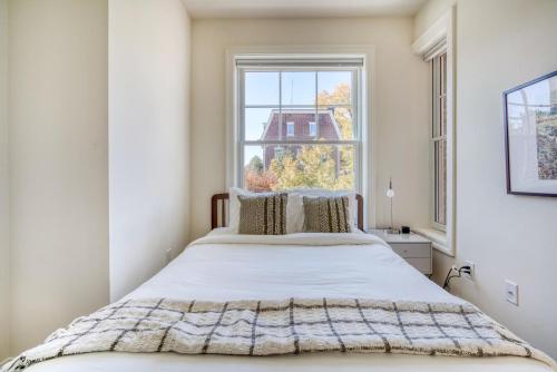 Dupont Circle 2br w wd nr dining bars WDC-749 in Washington, USA
