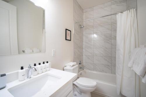 Dupont Circle 2br w wd nr dining bars WDC-749 in Washington, USA