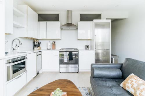 H Street 2br w wd nr bus stops restaurants WDC-761 in Washington, USA