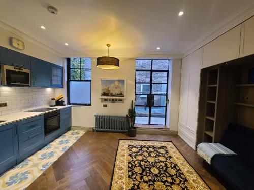Boutique Linden Gardens 1st floor and loft apartments, Londyn