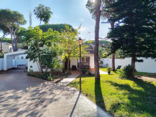 Villa Verde con Piscina a 800m de la Playa by Chiclana Dreams