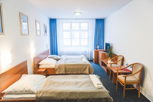 3 twin beds
