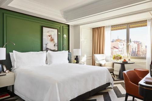 Deluxe Double or Twin Room image 3
