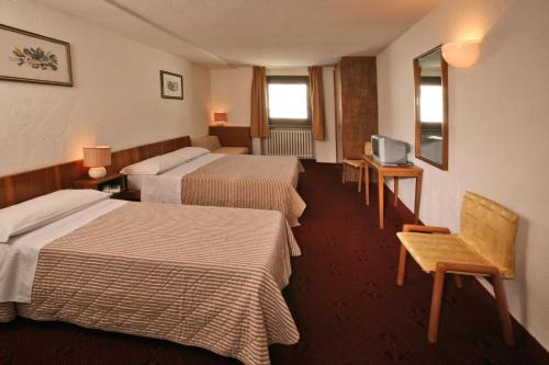 1 queen bed, 1 twin bed