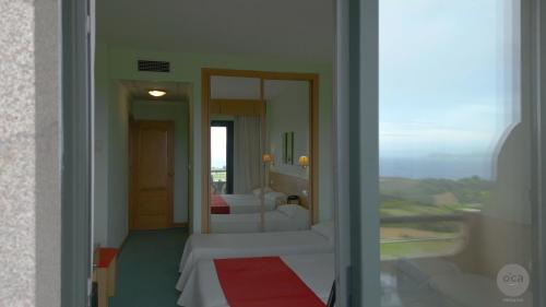 Twin Room with Sea View image 3