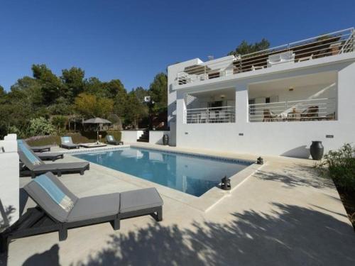 Villa with pool and sea views