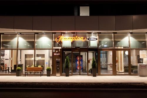 Hampton By Hilton Munich City Center East - image 4