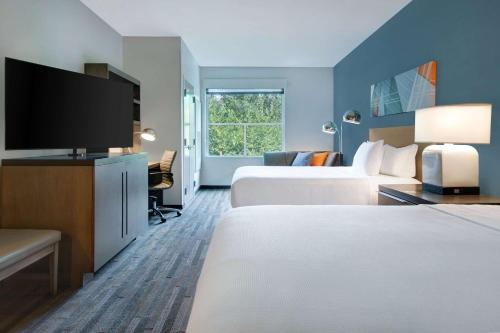 Queen Room with Two Queen Beds and Roll-In Shower - Disability Access