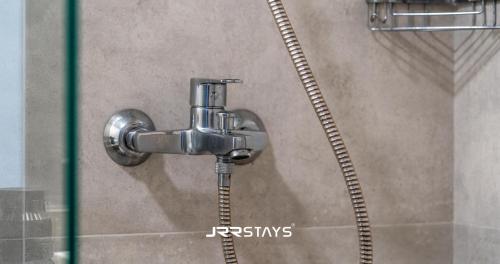 JRR Stays - JVC Bloom Tower B 605 Amazing Studio Sleeps 2 - image 8