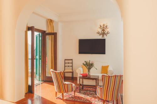 Junior Suite with Side Sea View