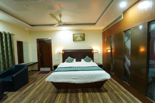 1 queen bed, 2 sofa beds