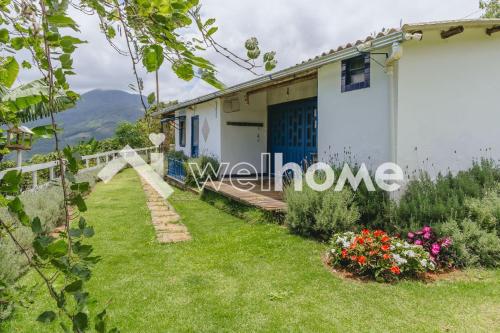 Casa de campo com ampla área verde e churrasqueira