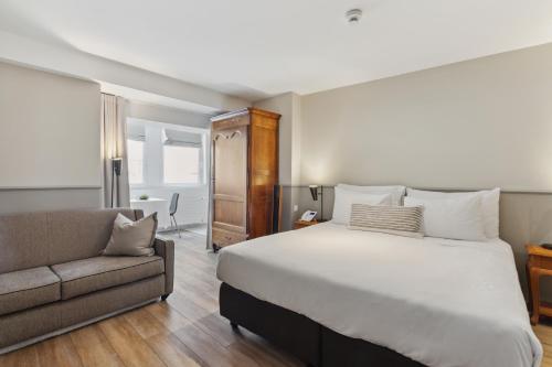 1 queen bed, 1 sofa bed