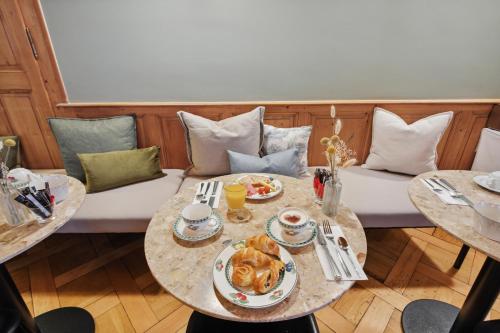 อาหารและเครื่องดื่ม, โรงแรมเดอ ลา นูแวลล์ โครอนเน (Hotel de la Nouvelle Couronne) in มอร์เฒ