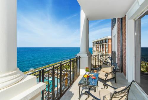 Balkons/terase, Kaya Palazzo Resort & Casino in Karaoğlanoğlu