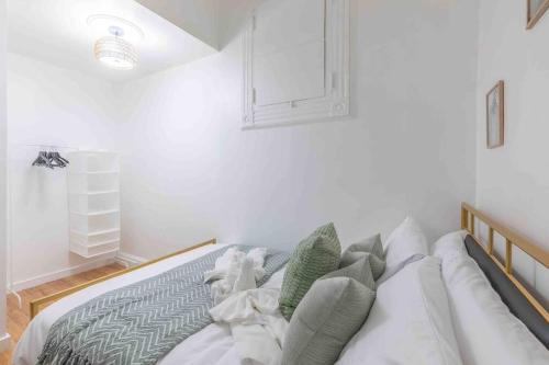 3 bedroom Apt with lots of food spots nearby, walk to train and get to NYC in 15 min, Sleeps 10 and we Pay HALF your Parking in Hoboken, USA