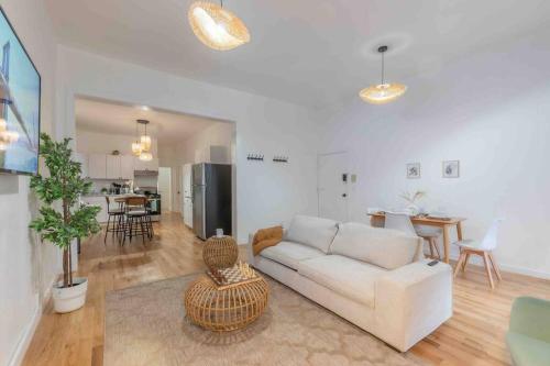 3 bedroom Apt with lots of food spots nearby, walk to train and get to NYC in 15 min, Sleeps 10 and we Pay HALF your Parking in Hoboken, USA