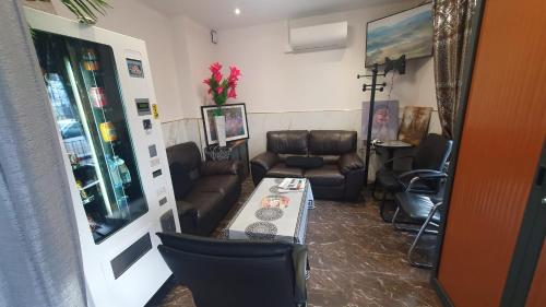 Shared lounge/TV area, Hotel le Privilege in La Courneuve