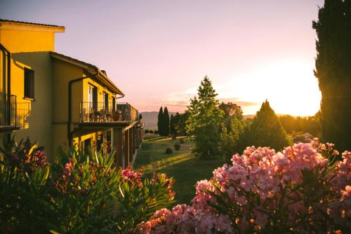 Hotel with swimming pool surrounded by greenery in San Donato Fronzano, rooms with air conditioning and breakfast included in San Donato in Fronzano