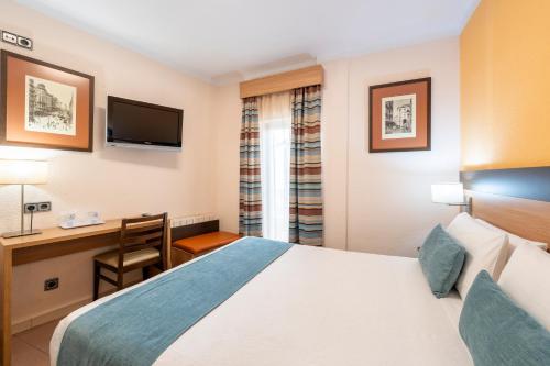 Double or Twin Room image 9