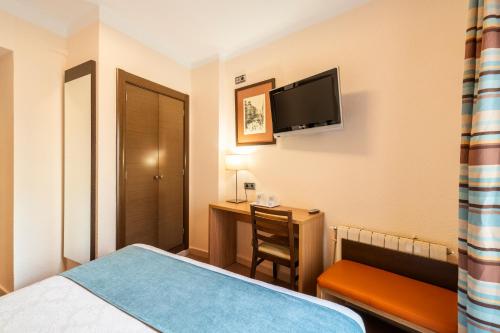 Double or Twin Room image 8